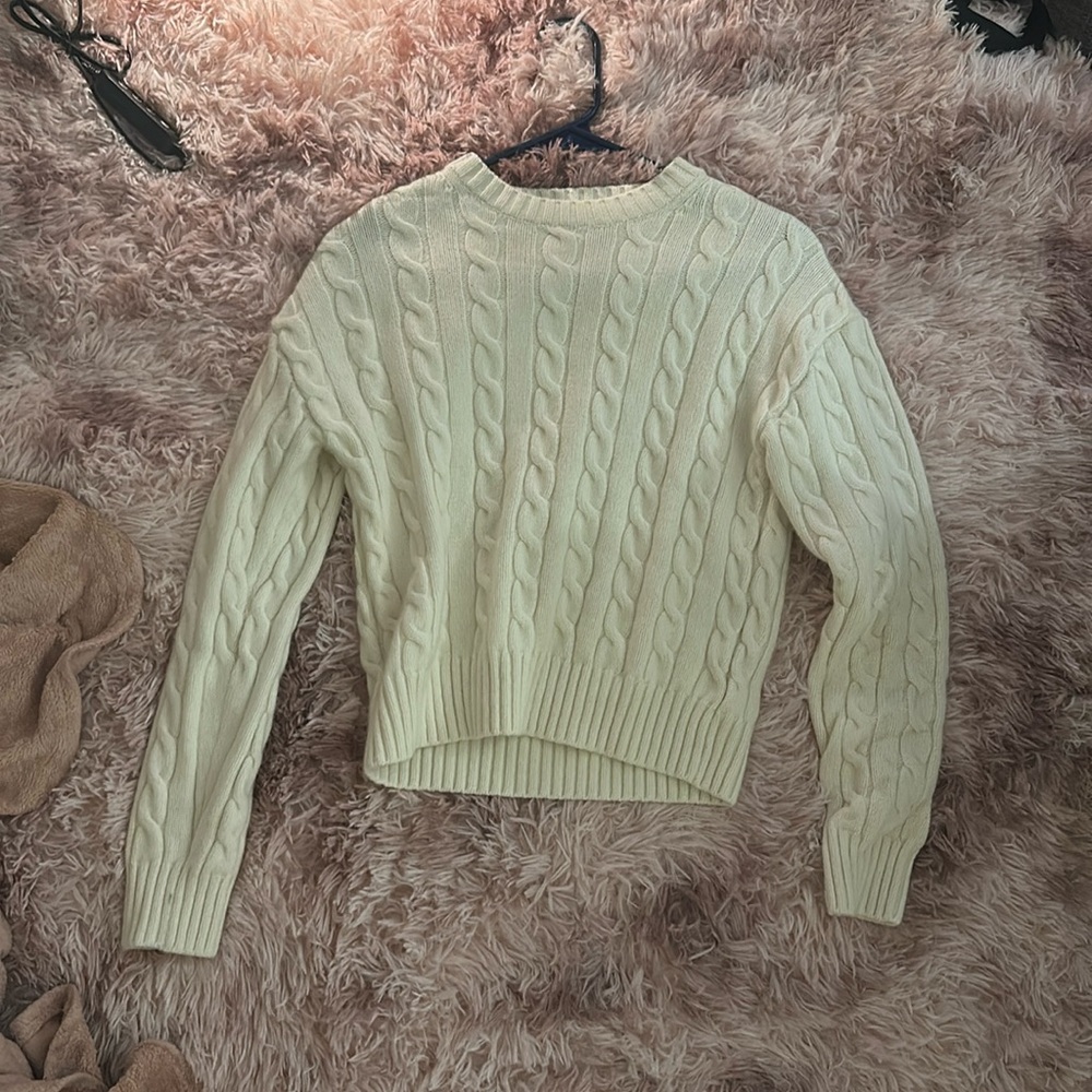 Aritzia brand new sweater
Was gifted but quite small for me
